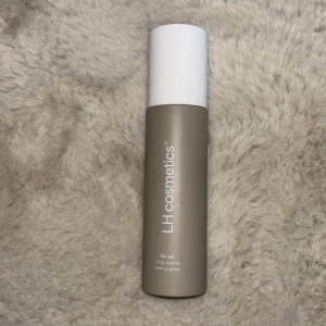 Lh cosmetics - En bra setting spray  Mycket produkt kvar  Säljs för har ej använt 