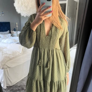 Klänning - Säljer min zara klänning i en jättefin grön färg som är perfekt till sommaren!!☀️☀️Stl XS men passar även S. Jättebra skick!