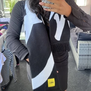 Crtz halsduk - Helt oanvänd, nyskick. Köpt från Crtz egna hemsida. 