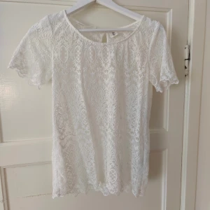 Söt topp - Storlek 38 men mer som en 36. Jättebra skick!