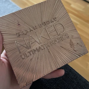 Naked ultimate basics Urban Decay - Nypris:525kr, säljer för 100kr. Denna är använd älskar dessa färger riktigt fina är dem. 