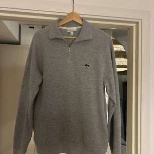 Halv zip Lacoste - Storlek S Använd fåtal gånger och är i bra skick Fickor på sidan 