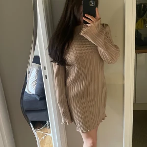Pleated dress - Super cute pleated dress with ruffled details. Unworn condition. I’m 160 and usually wear a size S/36. 
