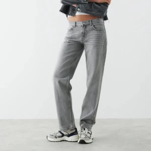 Low waist jeans  - Gråa low waist jeans från gina 