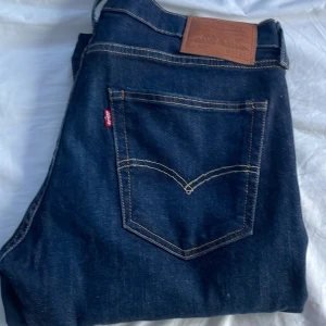 Levi’s jeans 501 - Skick 10/10 då jag inte har andvänt dom överhuvudtaget säljer mest för jag itne andvänder dom och det inte är min stil alls. Pris kan diskuteras bara skriv vid minsta intresse
