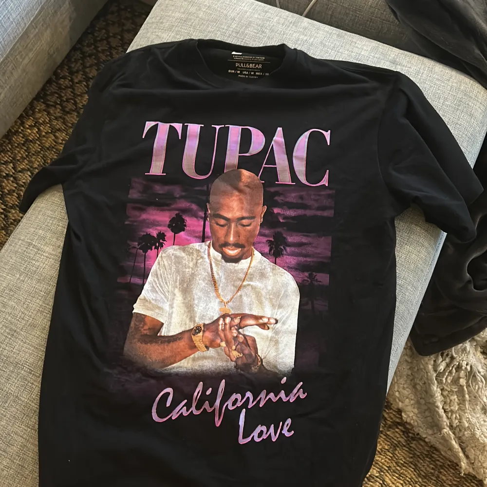 Ett snygg tupac T-shirt ifrån Pull and bear. Hör av er om ni har frågor :). T-shirts.