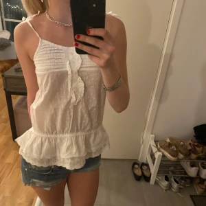 Söt topp - Sötaste vita sommartoppen!🌸🌸använd 1 gång