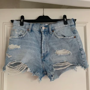 Jeansshorts - Jättefina och trendiga blå jeansshorts med medelhög midja som tyvärr inte passar längre. I bra skick!💕