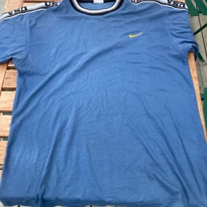 Vintage Nike ACG t-shirt🔥 - Säljer denna jättesnygga ACG t-shirt för den är tyvärr för stor för mig, och kommer inte så mycket till användning. Storleken är XXL men passar L/M beroende på om du vill ha oversized eller inte.  Hör av er vid frågor!