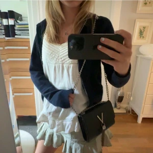 Valentino väska - Sååå fin valentino väska!! Man får plats med telefon, nycklar, plånbok och sånt så den är RYMLIGARE än vad den ser ut. Köpt i butik för några år sedan🤗🤗funkar som axelrämsväska tvärs över men också bara på axeln och ner! Nypris runt 900🙏🏼🙏🏼