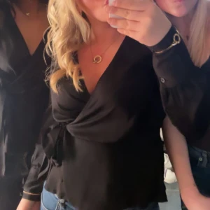 Blus - Jätte fin blus från vero Moda som är använd några gånger men de är fint skick. Skriv för fler bilder eller information.