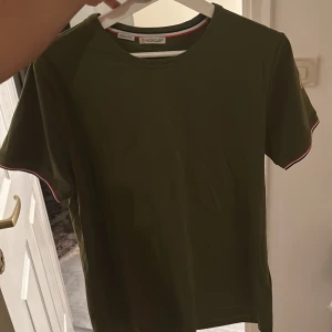 Moncler tshirt - Storlek M helt ny och sitter som s
