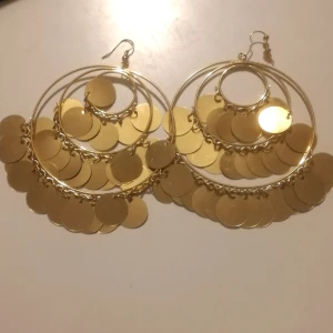 Örhängen  - Guldfärgade örhängen. Bra skick! 