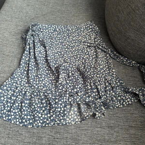 Kjol - Säljer denna söta blommiga kjolen, passar perfekt till sommaren 🫶🏻