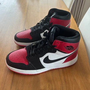 Nike air Jordan - stl 41 - Nästan oanvända air Jordan i stl 41 (innermått 27 cm)