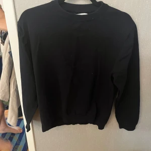 Zara tröja barn - Snygg Zara tröja i bommull och nylon bland, barnstorlek 13-14 år ( 164cm) i en mörkblå färg