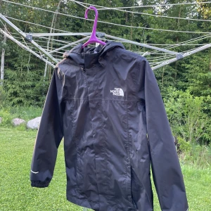 The north face jacka! - Säljer nu min älskade The north face jacka pga för liten. Det är i storleken L i barn (160-165 cm)  Den är vatten tätt och vind skyddande. Sick 10/10 inga fläckar eller hål  Ny pris: 1 200kr Priset är inte hugget i sten! Skriv om fler bilder!
