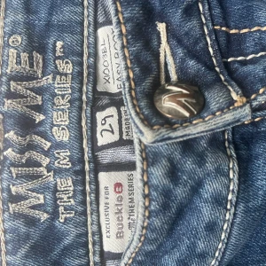Miss me jeans - Köpt second hand så inget kvitto kvar. Köpt för 700 kan säljas för 500. Aldrig använda av mig för dom inte passade. Lite slitna där nere men annars bra.