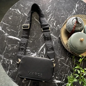 Marc Jacobs väska  - Tänkte ta och sälja min Marc Jacobs väska i helt nyskick. Fick den i present men tyvärr inte kommit till användning. Nypris 1000kr, så kom gärna med egna rimliga bud! Men den är i nyskick så (inga defekter alls)  och helt oanvänd💕. 