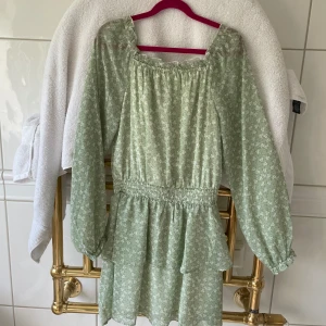 Klänning - Grön blommig klänning ifrån Kapphal 