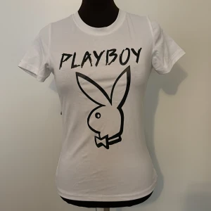 Playboy T-shirt  - Fejk Playboy T-shirt. Pris + frakt