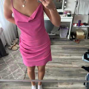 Rosa klänning från Only  - Jätte fin rosa klänning från Only i storlek S. Aldrig använd dock har jag klippt av prislappen.