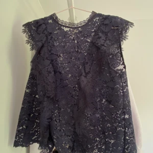 Sommar topp - En jättefin festlig topp som säljs pga inte kommer till användning och bara använd runt 1-2 gånger och är slutsåld och mycket populär💕💕 nypris 369kr och pris kan diskuteras💕köparen står för frakt💕storlek M men passar mig som är xs-s