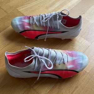 Puma fotbollsskor stl. 43 - Puma Fotbollsskor i stl. 43 som endast har använts fåtal gånger.  Nypris 2499:-