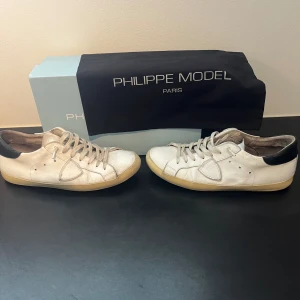 Philippe model  - Tja säljer nu mina Philippe models. Skorna är i använt skick de har små defekter (kan ses på bilderna) men inget som märks när man använder de. Är öppen för byten och prisförslag. De är i storlek 42 men passar mig som har 43