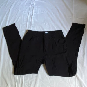 Linnebyxor från BikBok - Säljer dessa fina svarta linnebyxorna från BikBok:)  Skriv ifall du har några funderingar💗