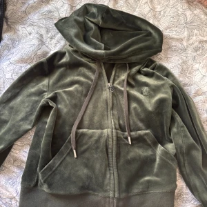 Juicy couture - Säljer denna juicy couture tröja i storlek xs färgen dark moss. Säljer även byxorna