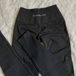 Alphalete amplify leggings  - Alphalete amplify leggigns. Färg: titanium  Nyskick, kommer inte till användning 🎀
