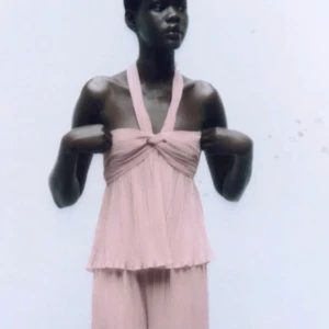 ROSA ZARA TOPP - Hej hej! SÖKER!!! Denna söta topp från zara i storlek xs! Hör gärna av dig om du har en som du kan tänka dig sälja för 200-300💞💞