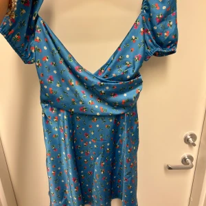 Klänning Zara - Supersöt silkes-likande mini klänning från Zara💕💕 utan defekter