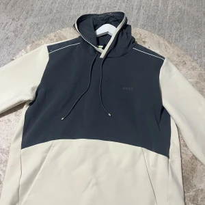 Hugo boss hoodie  - Säljer nu min sprillans nya Hugo boss hoodie som är storlek M och aldrig använd