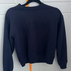 Hoodie - En jättefin hoodie som inte är använd! Är i nyskick och jättefin!