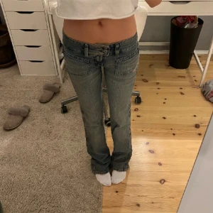 Diesel Jeans - Diesel Jeans med bootcut! Går inte att köpa längre vad jag vet! Bjuder på frakten💗 Dessa har tyvärr blivit för små för mig🥲, därför jag säljer! (Lånade bilder)