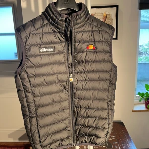 Ellesse väst - Säljer nu min väldigt varsamt använda väst från ellesse. Sicket är som nytt och därmed inga defekter. Hör av dig vid frågor eller funderingar! 🤩