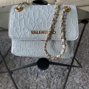 Valentino väska  - Säljer denna superfina väska ifrån valentino, nyskick, använd 1 gång. Kommer inte till användning därav att jag säljer. Kvittobevis finns