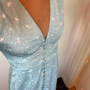 ADOORE klänning - Säljer min otroligt fina klänning från ADOORE. Helt ny och oanvänd. Passar jättebra till tex Midsommar eller en sommarfest!💙 Strl 32/xxs