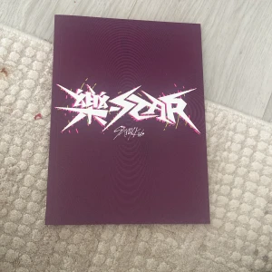 Skz album rockstar - Säljer skz album för 250 kr allt är inkluderad 
