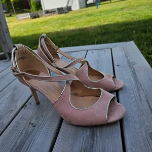 Sandalett stl 39 - Sandalett med köack från Dorothy Perkins wide fit stl 39. Använda vid ett tillfälle. 