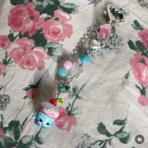 Shopkins nyckelring  - Handgjord shopkins nyckelring! Allting är 100% gjord av mig! Shopkinnen är äkta. Läs sista bilden om du är intresserad av att köpa!💗