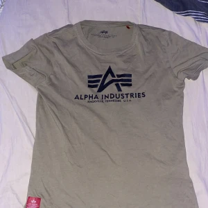 Alpha tröja  - Säljare min alpha tröja då den är för liten för mig. Om du har några frågor så är de bara att skriv svarar på allt.