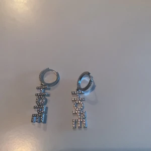 Ioaku Hope örhängen - Har aldrig använt, är i superfint skick! 💕 Dessutom slut på Ioakus hemsida 💕 Superfina örhängen verkligen ! 