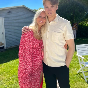 Sommarklänning - Jättefin klänning i storlek 38 från nelly. Använd 1 gång, sömmen i slitsen har gått upp men går enkelt att sy ihop.