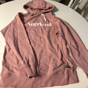 Rosa Norrlands hoodie  - Fin rosa Norrlands hoodie från Patches and pins, i fint skick🌸