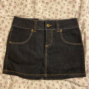 Vero Moda Mini Denim Skirt  - Jätte söt lågmidjad mini kjol utan bakfickor med gul och vitt tråd. Köpte den för 200 men säljer den lite billigare 💗