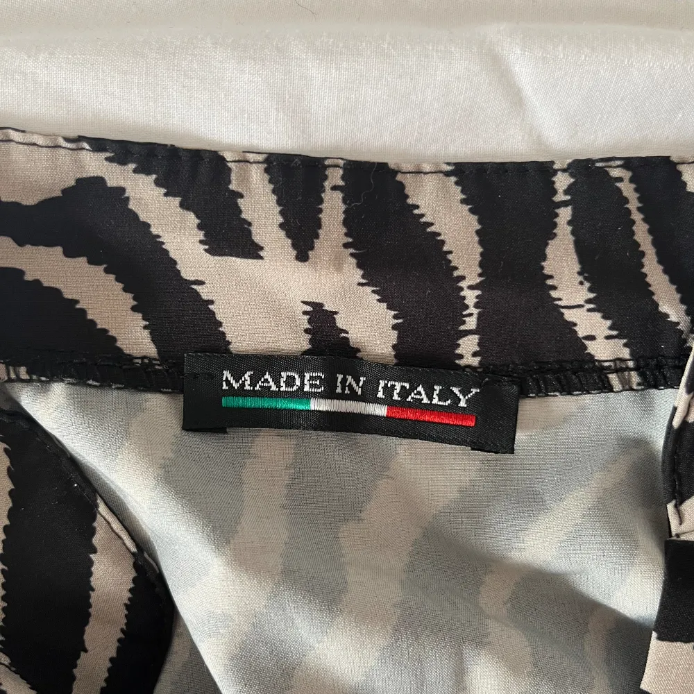 En mönstrad klänning perfekt till sommarens festligheter och i fint skick, polyester material. Det står made in Italy och storlek står inte men skulle säga att den passar storlek S, jag är 166. . Klänningar.