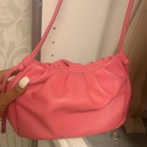 Rosa väska  - Jätte söt rosa väska i bra skick